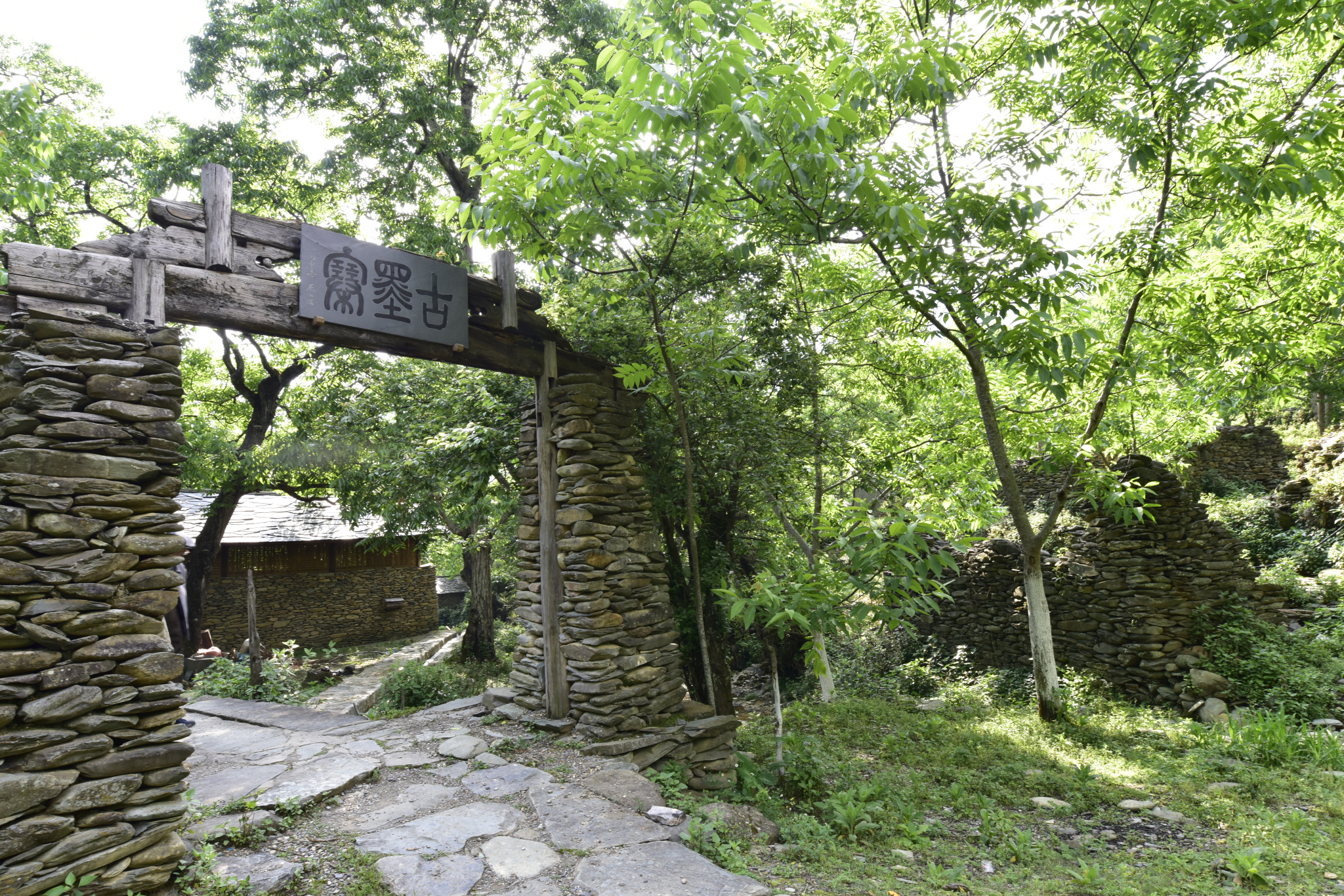 石屋古磨尽沧桑，石桥绿荫萦梦乡——走进凤庆...