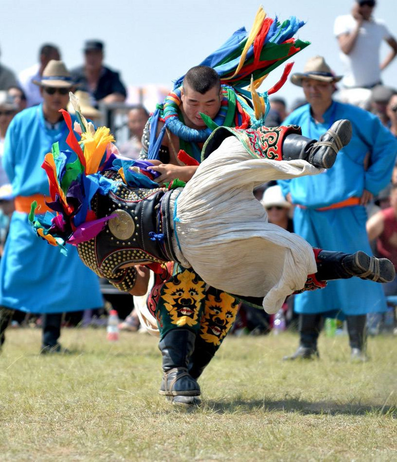 (5)那达慕  "那达慕"大会是蒙古族历史悠久的传统节日,在蒙古族人民