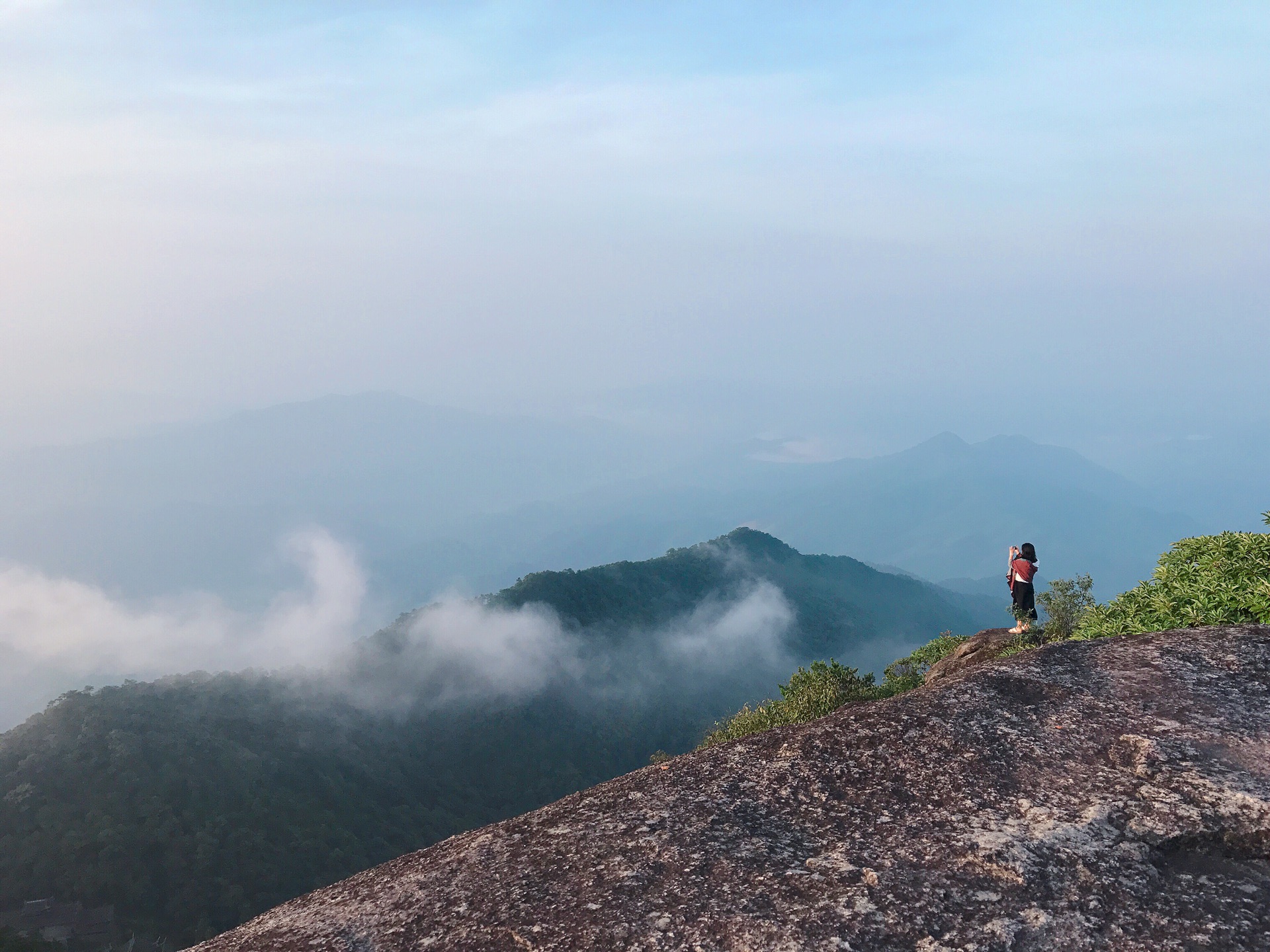 白塔山摄影•独立山巅守红日