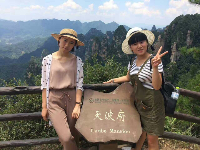 张家界美女导游提供,行程线路和游玩方式可以由客人选择,全程纯玩 不