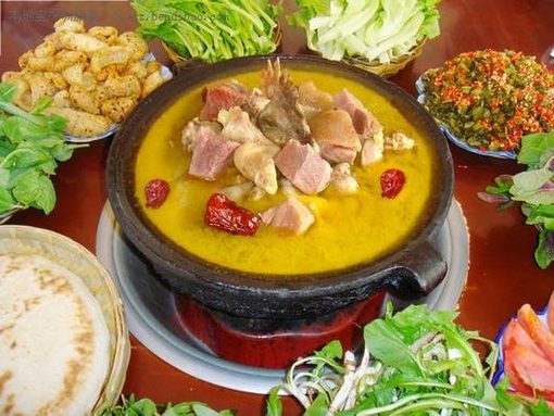 推荐特色:丽江腊排骨,黑山羊,三文鱼,野生菌,鸡豆凉粉,火塘土鸡丽江