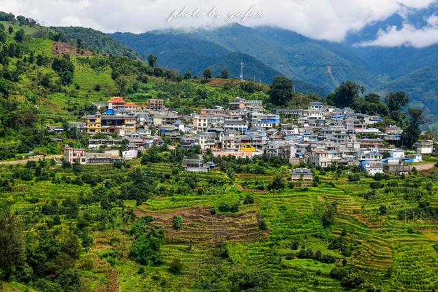 大山深处的云南第一村，家家都是千万富翁，满...