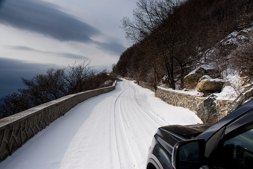 一人一车一山雪