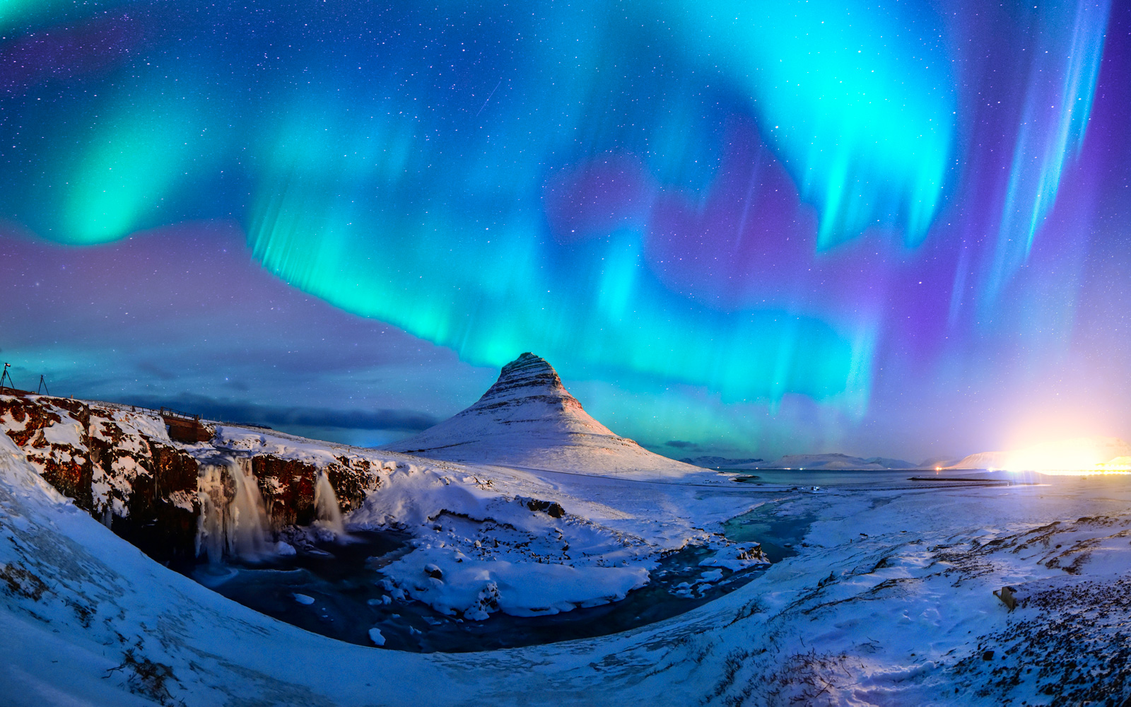              摄于冰岛极光爆发夜