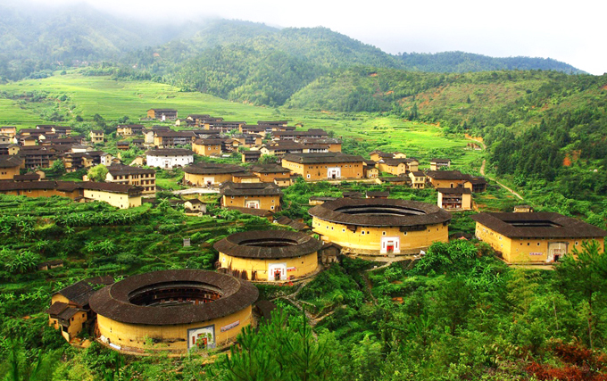 福建土楼的各式各样建筑,五凤楼,方形土楼,圆形土楼,,形状各异的土楼