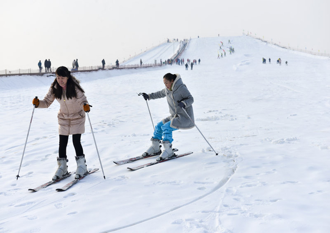 西北娱乐-鸣翠湖四季滑雪场