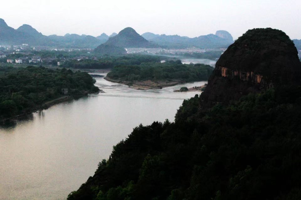 暮春烟雨龙虎山