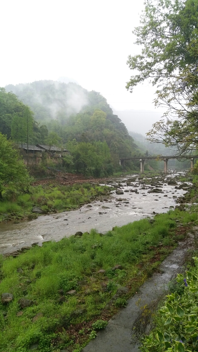 远山青黛烟雨朦胧