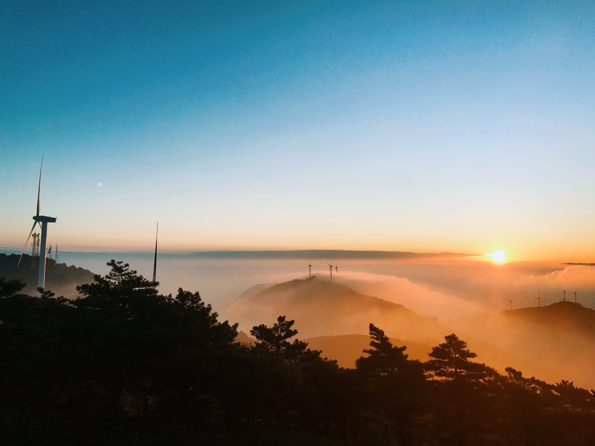 九宫山，风吹云海，日出星空。