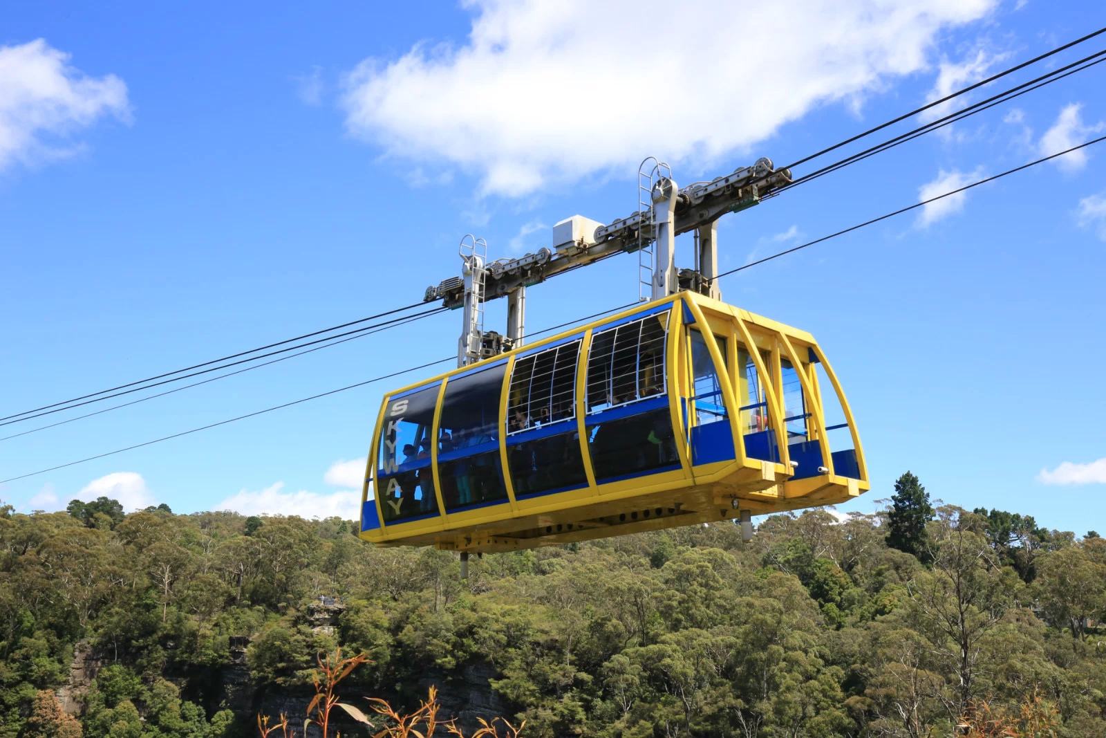 天空缆车(skyway) skyway 采用玻璃地面的缆车,全程720米,带着旅客在