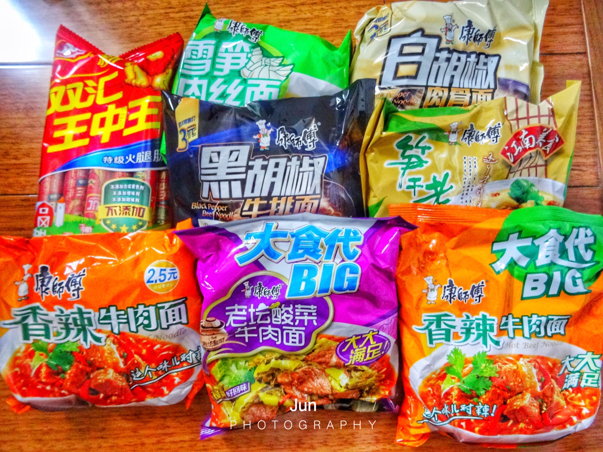 泡面是必须的,各种口味的泡面,别忘了还要有泡面的最佳搭档!