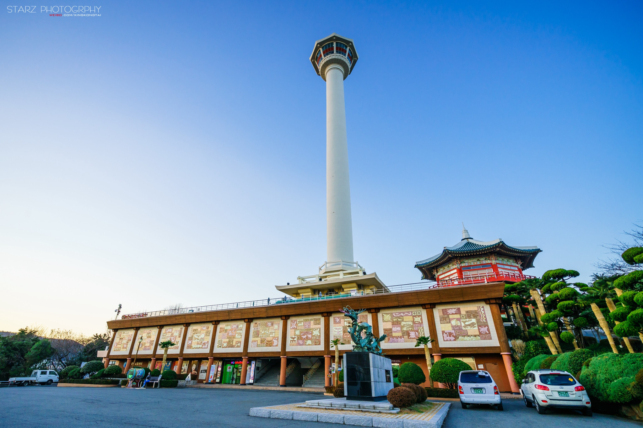 釜山塔座落于龙头山公园,塔是整个釜山的地标性建筑