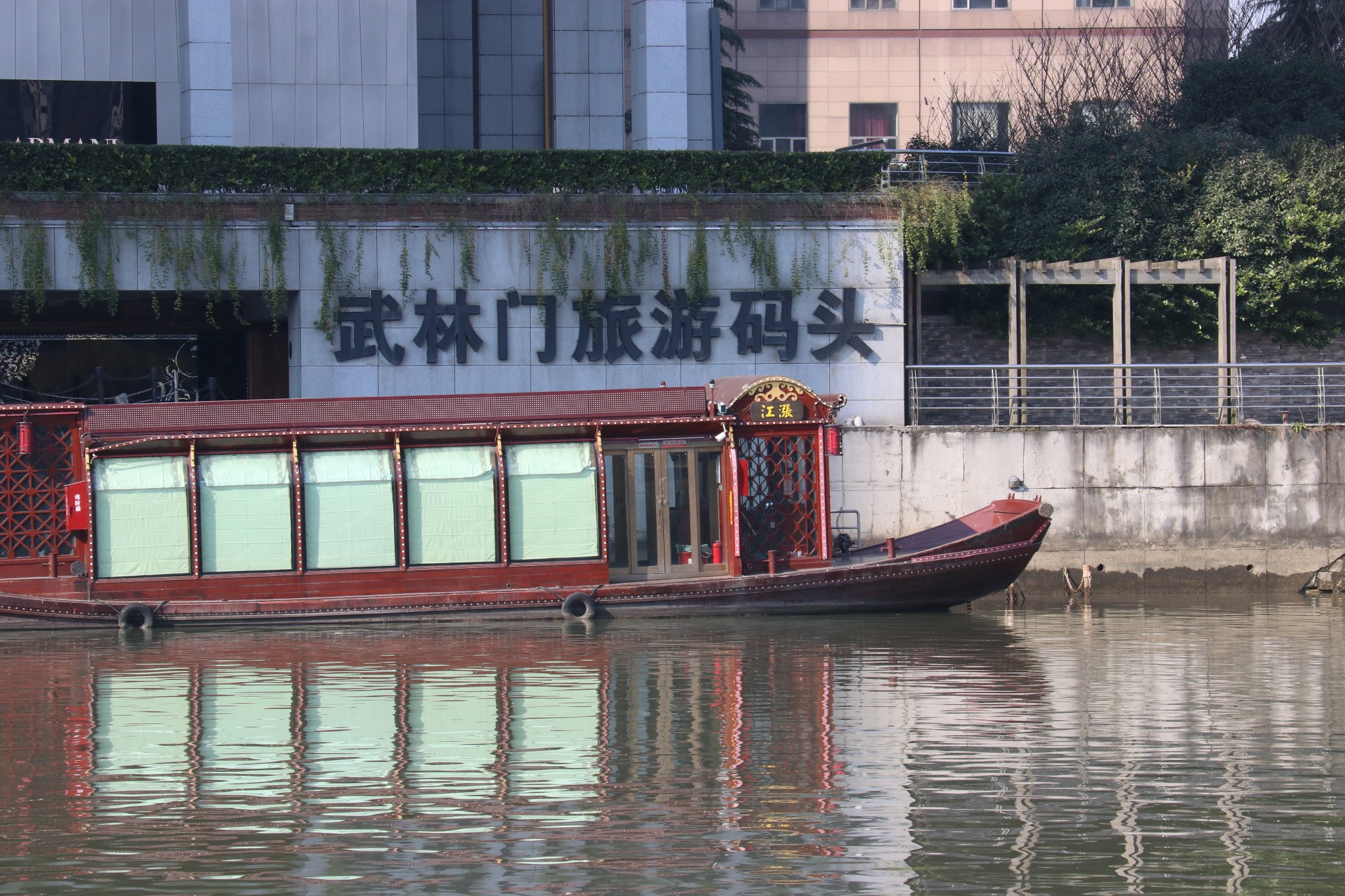 河畔杭州大运河西湖文化广场及拱宸桥