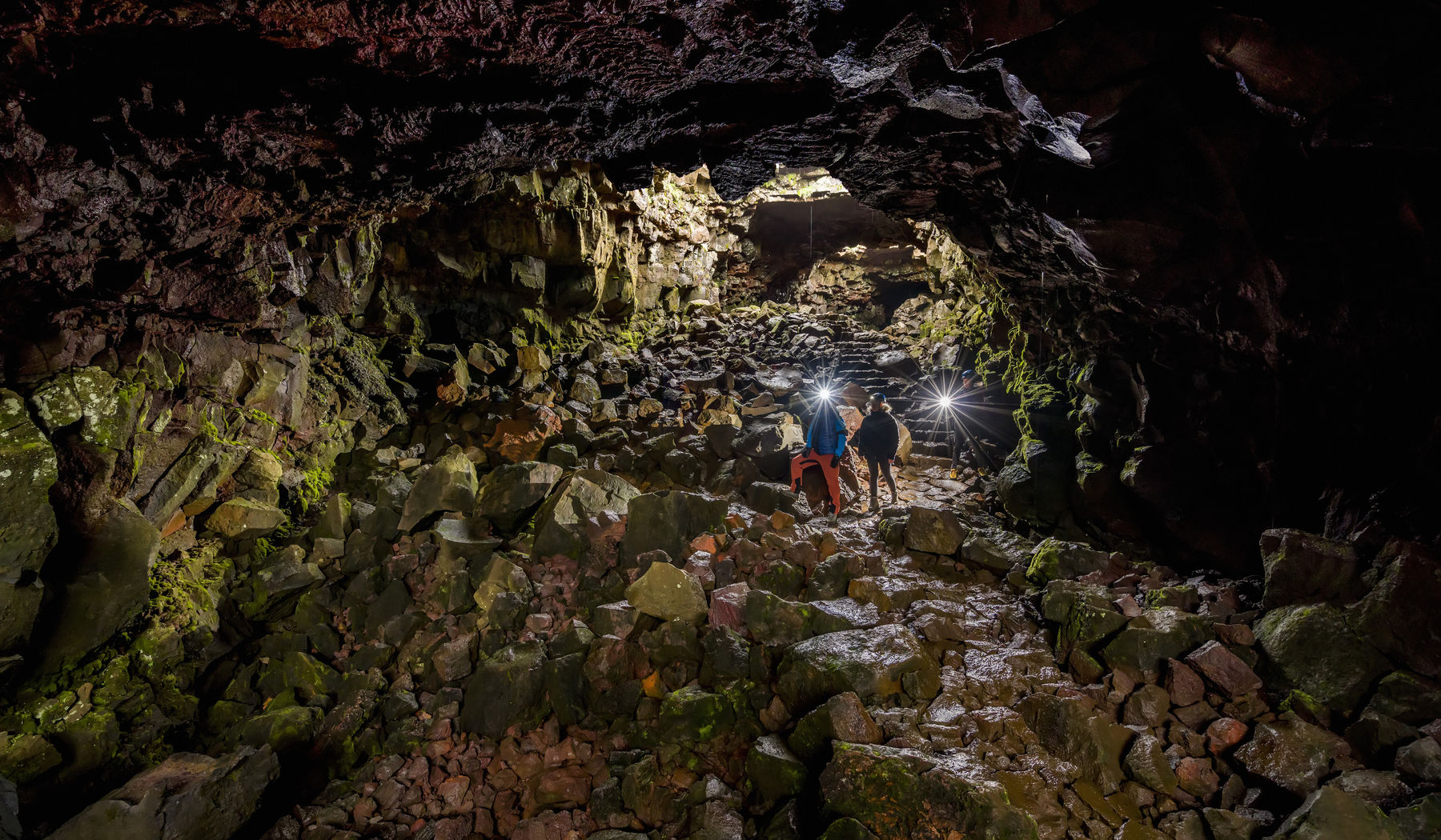 矿洞探险 冰岛探索雷市郊区瑞法赫火山熔岩隧道 raufarholshellir