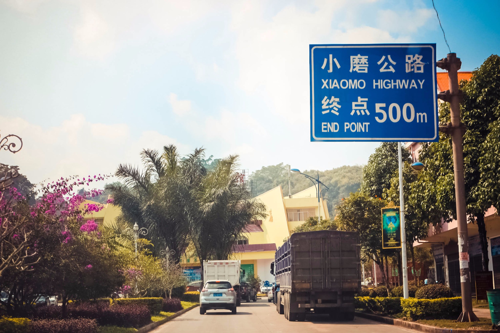 与思茅至小勐养高速公路相接,止于勐腊县磨憨边境贸易区中老边界29号