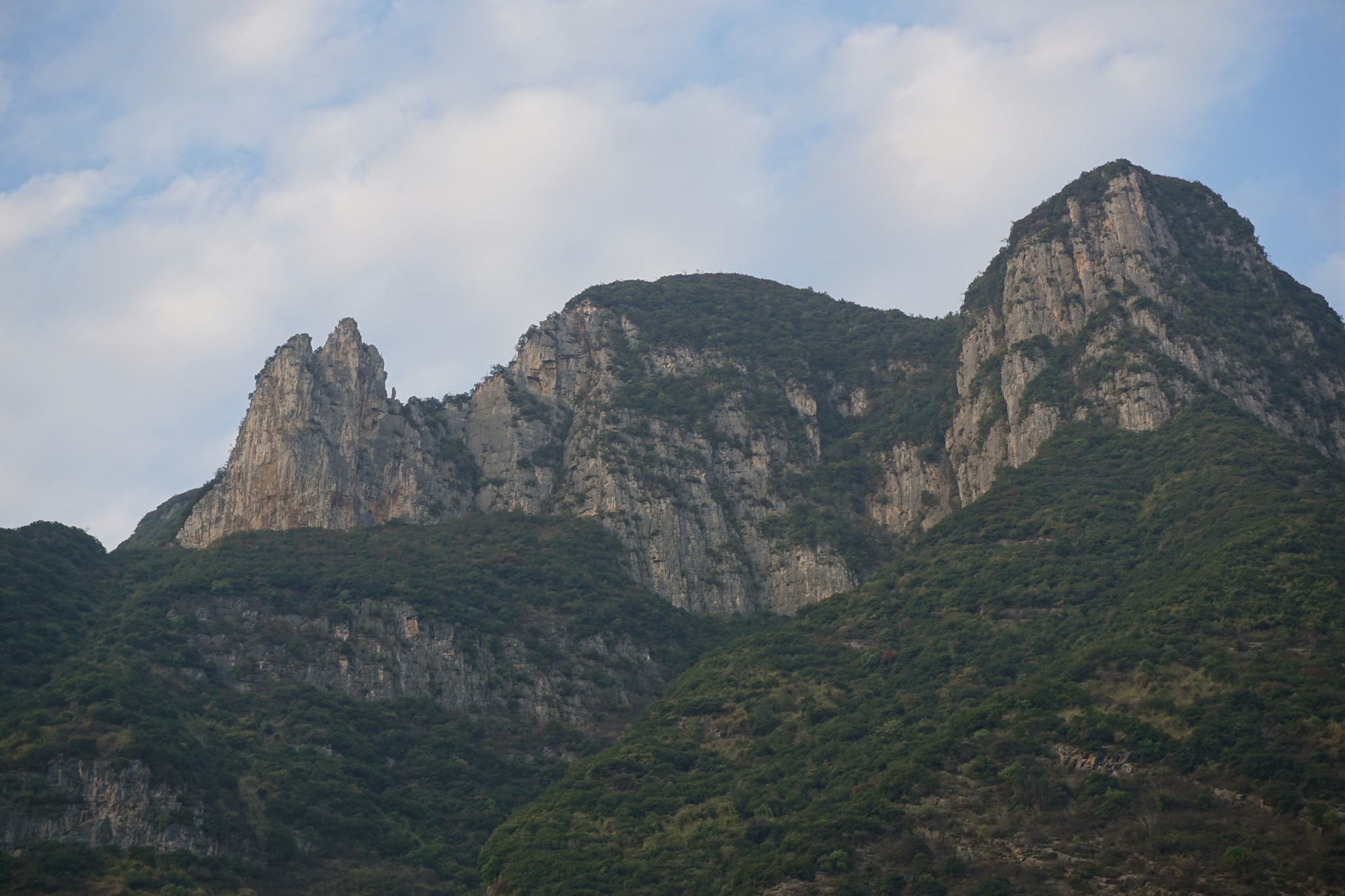 船行三峡：高潮--白帝叹赏瞿塘险，巫山拜会神女峰