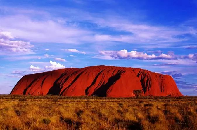 公园内有两处主要景点: 乌鲁 鲁又名艾尔斯岩(uluru)和 卡塔丘塔又名