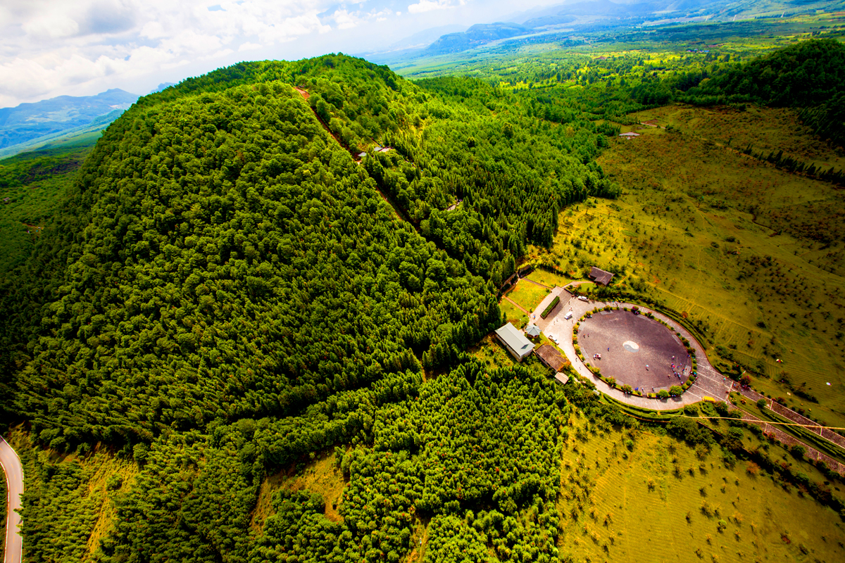 火山群景观 民谚云:好个腾越州,十山九无头 腾冲火山热海旅游区 简介