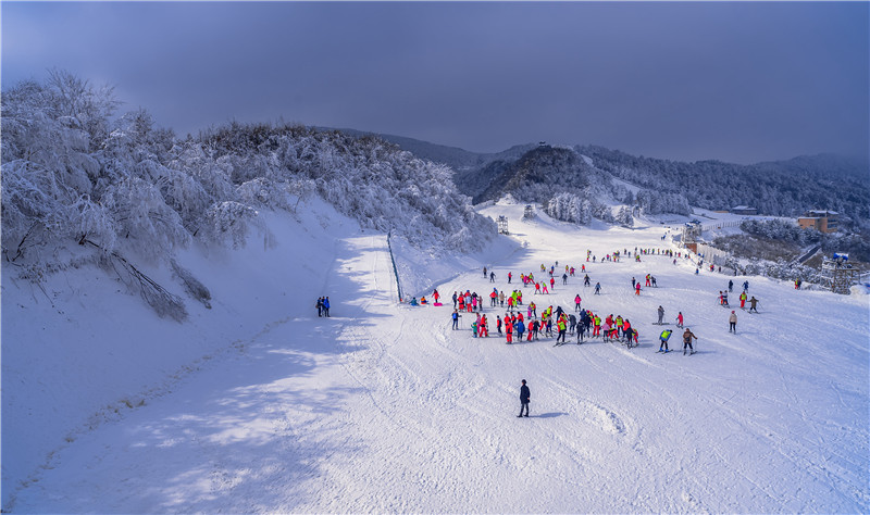 坐落在水城县南部野玉海国际山地旅游度假区核心,距六盘水市区25公里.