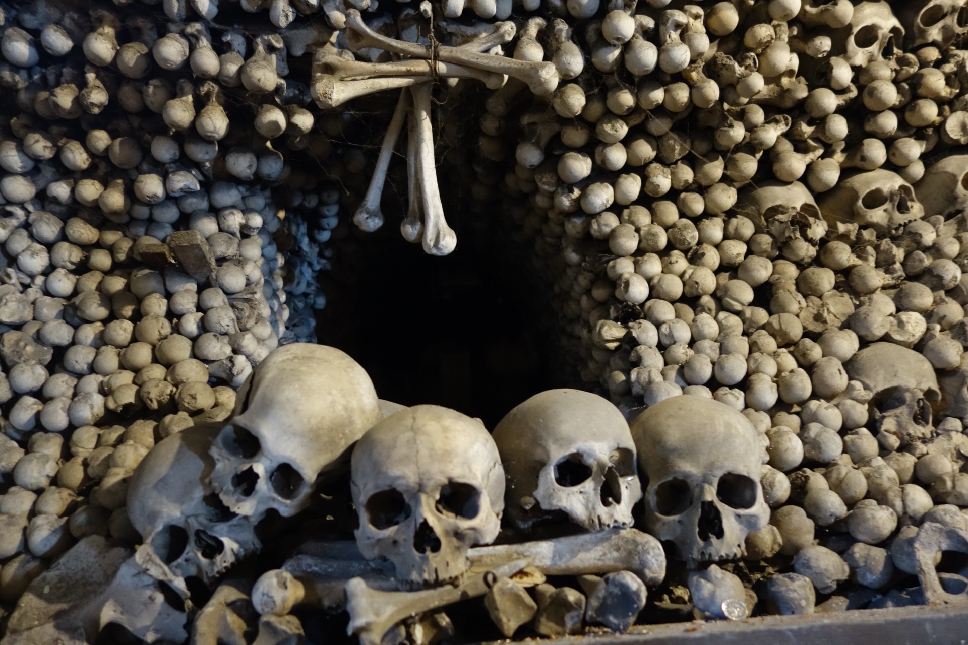 一次恐怖的旅行—探访捷克人骨教堂_游记