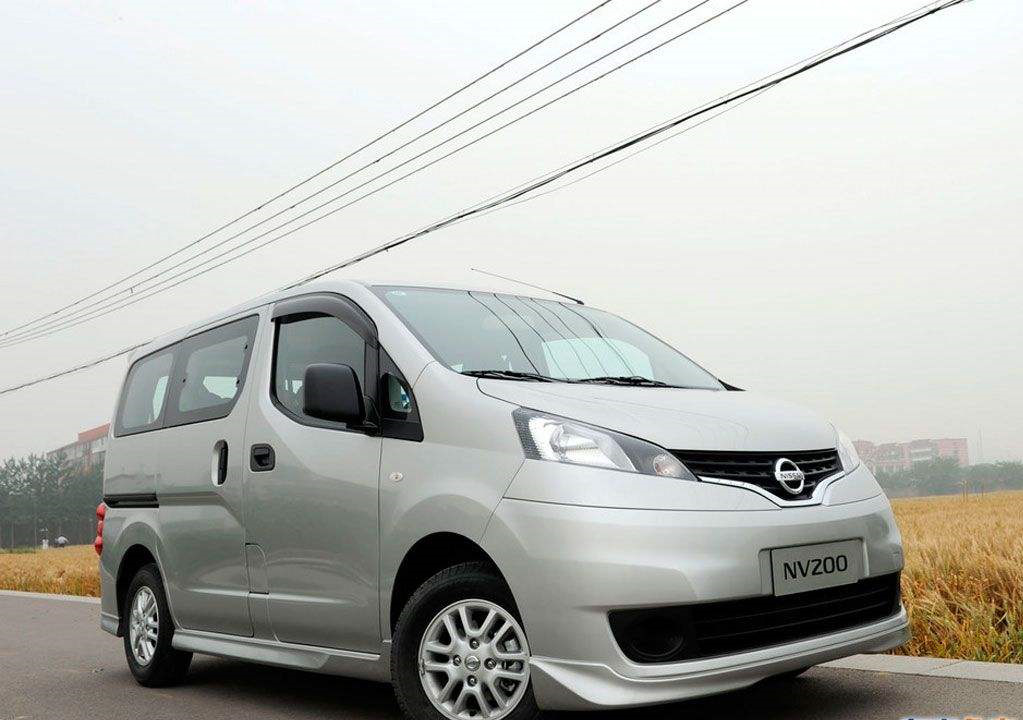 7座奔驰商务车(或相似车辆),建议乘坐3-5人,后备箱可放置约3个24寸