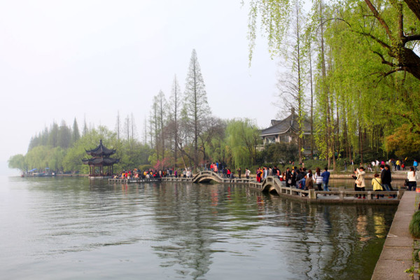 西湖游玩 wKgBEFrkKNqAVJMVAAIXAKZDOIQ22.jpeg?imageView2%2F2%2Fw%2F600%2Fh%2F600%2Fq%2F90
