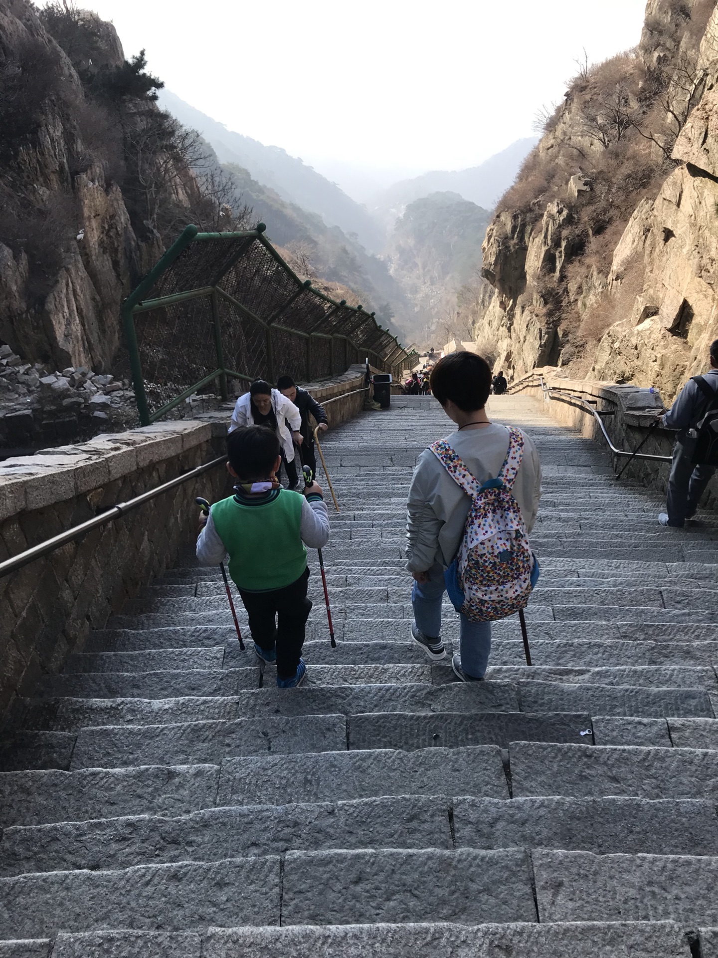 长长的台阶,缓缓地爬～ 2018年3月和闺蜜以及七岁小外甥的泰山行