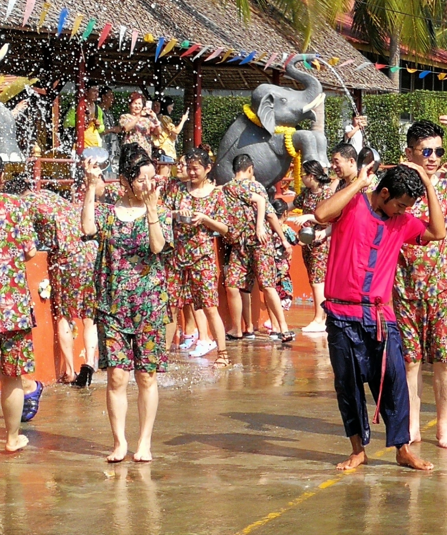 泼水节照片集锦:在芭提雅体验泰国泼水节习俗和表演,以及从乐园里泼水