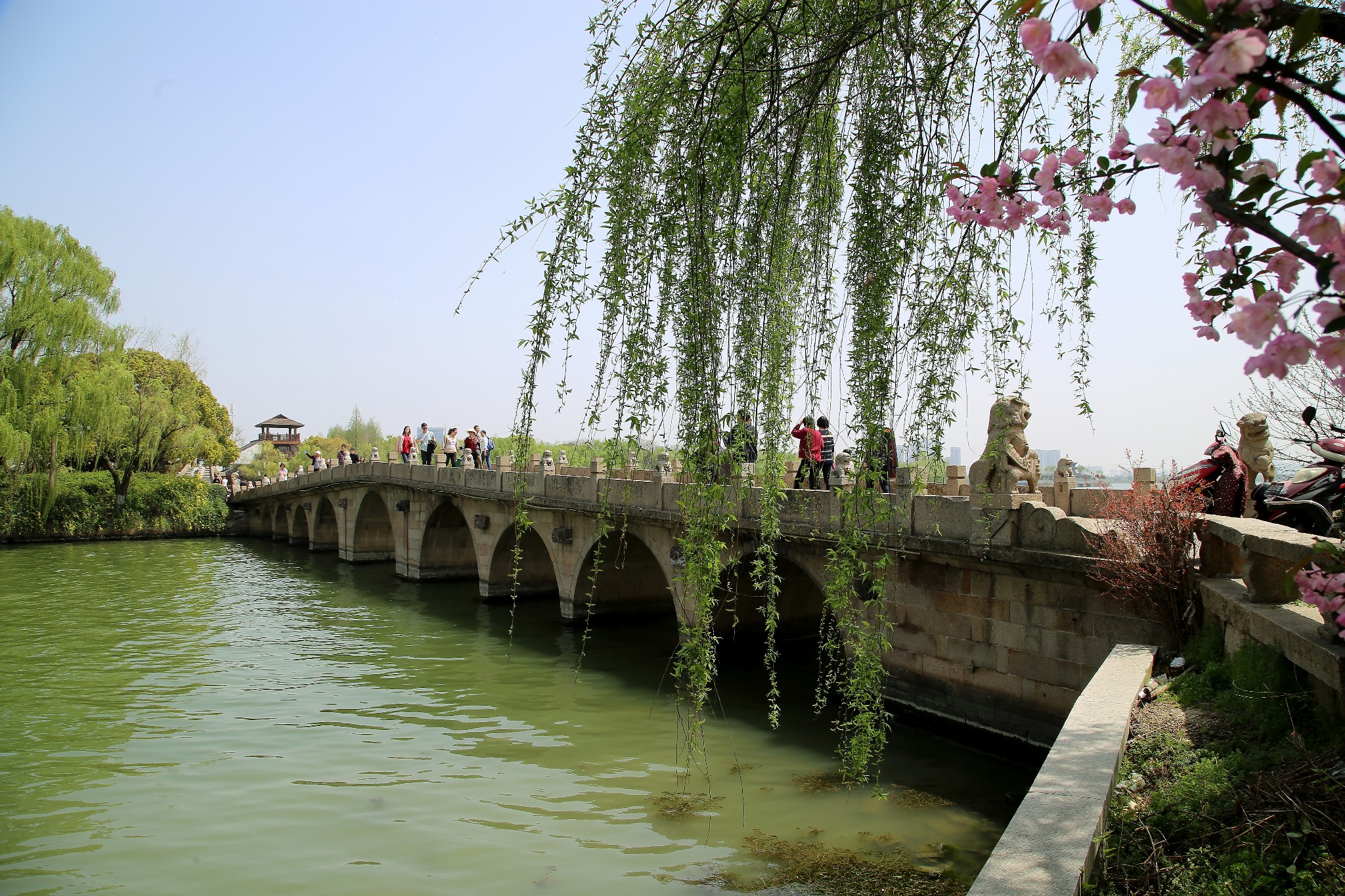 又到山花烂漫时，石湖烟水望中迷