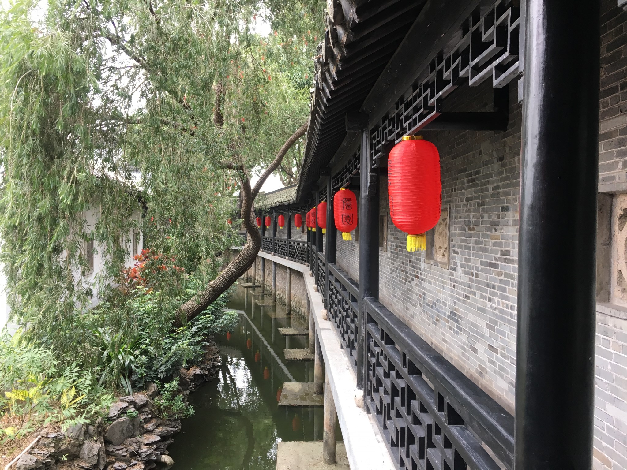 庄园-中山詹园   这是比较特殊的一个景点  既有王府的门面,又有员外