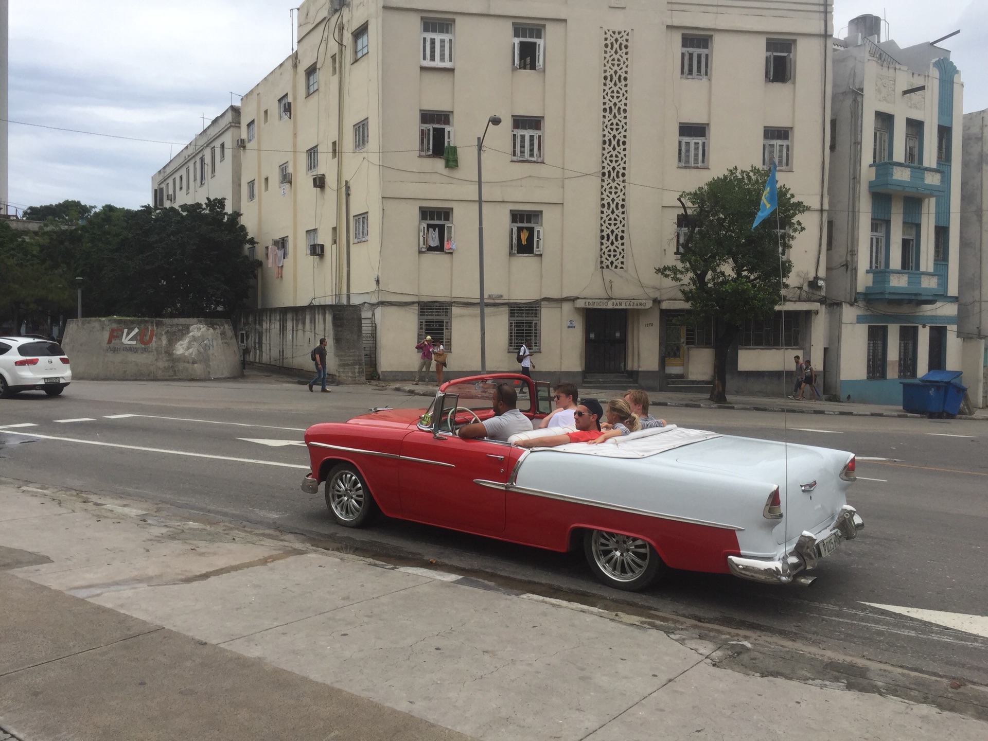 古巴南美唯一一个社会主义国家!老爷车展览国
