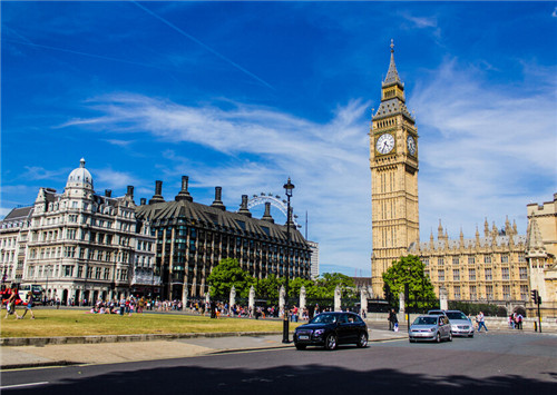 大本钟是伦敦著名的古钟,是伦敦的标志性建筑之一.