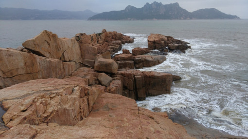 吕峡沙滩又称小吕沙滩,为霞浦县外浒、大京、高罗、吕峡四大沙滩之一。吕峡沙滩长约3公里,宽800米,面积达1.2平方公里,岸上沙质细腻,滩平海阔,极目远眺只见海天一色,鸥鸟翔跃,船帆点点,碧浪翻腾,实为海浴、冲浪的理想之地;漫步沙滩,沙质柔软舒适;沙滩上还有大量鬼斧神工雕琢的礁石,形状各异。闾峡海滩虽没有高罗和大京那么大的名气,但也正因如此避免了随着盛名而来的各种污染,恰似深藏闺中的小家碧玉,诱惑着不少爱好寻幽探胜的背包客。