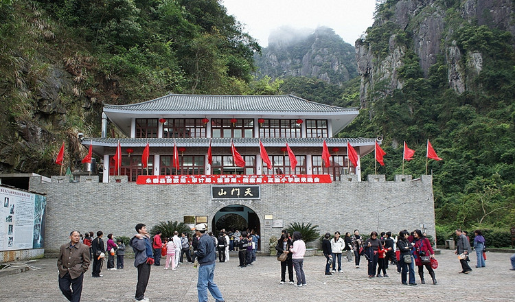 天门山峡谷生态旅游景区巍峨秀丽,景点众多,类型各异.