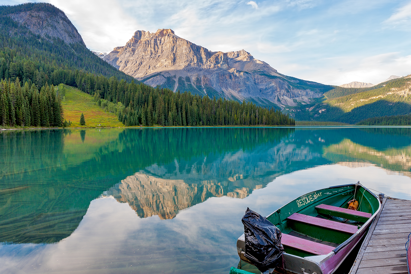 加拿大 自由行攻略 必看景点 翡翠湖(emeraldlake)  翡翠湖是来到优鹤