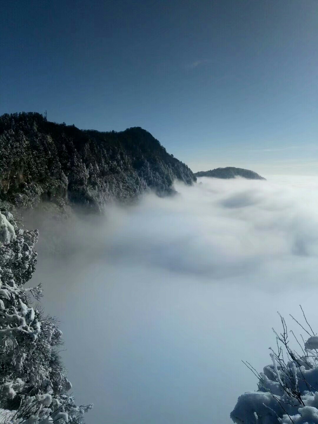 独照峨眉峰