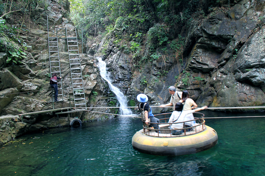 清远笔架山旅游风景区位于清远市清新县笔架山林场境内,亦称笔架山