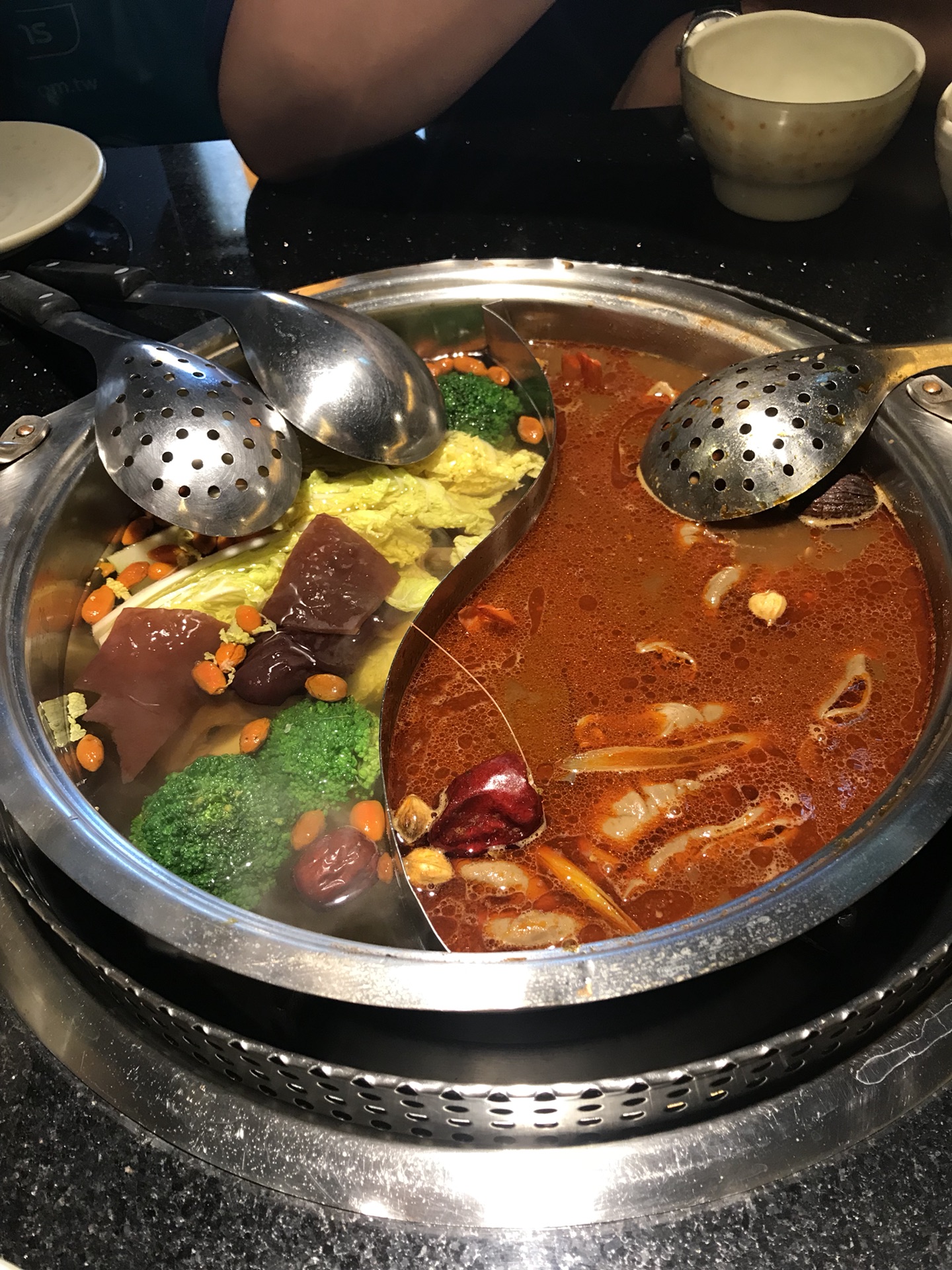 台湾美食-马辣顶级麻辣鸳鸯火锅(信义店)