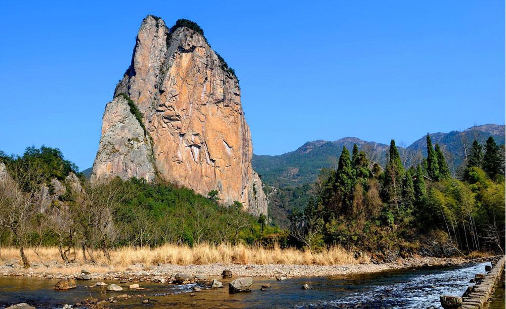 石桅岩 石桅岩的磅礴气势,与周边楠溪江特有的山水景观相应成趣.