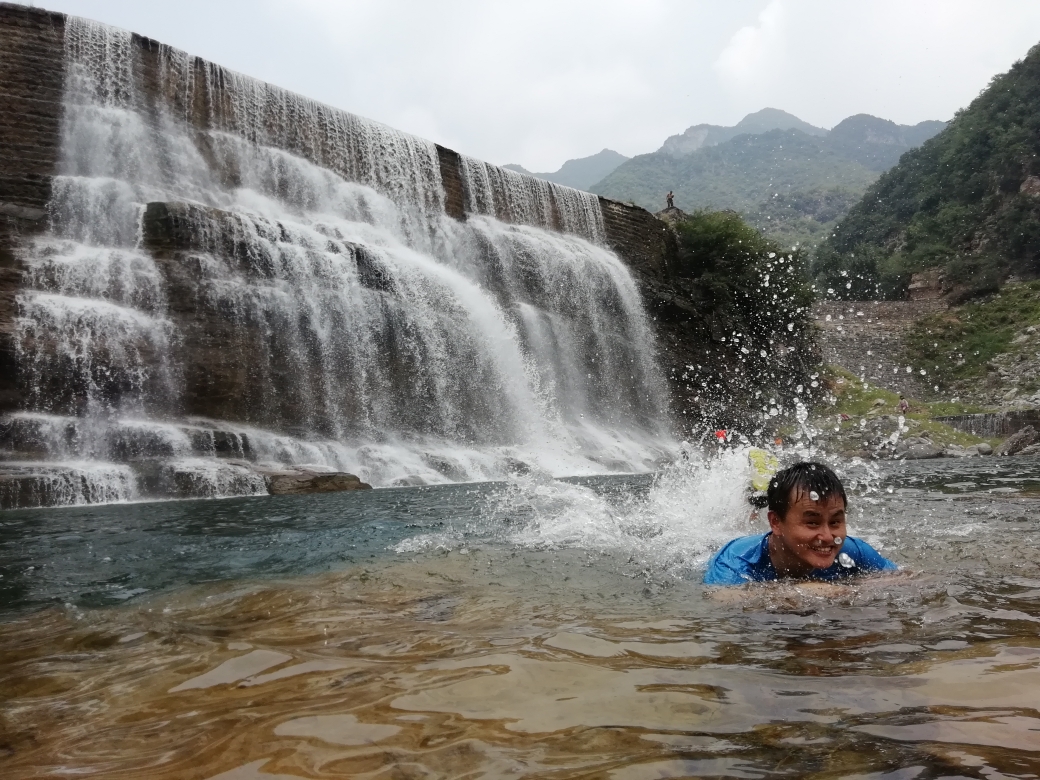 “山顶午餐喜洋洋， 大锅烩菜忆时光， 绿源旅...