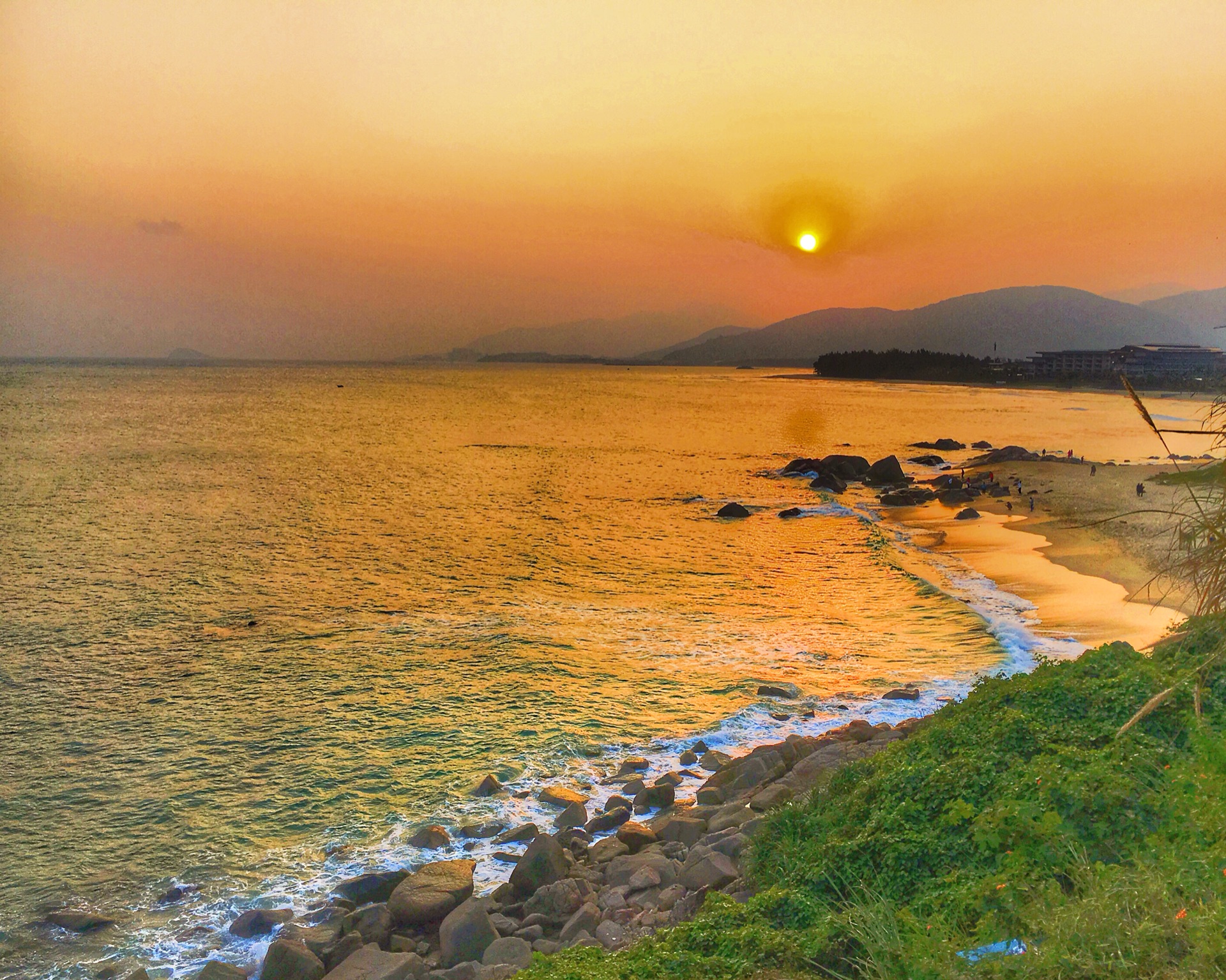 海岛一个原始的、秀美的、沁心的石梅湾 一一霞...