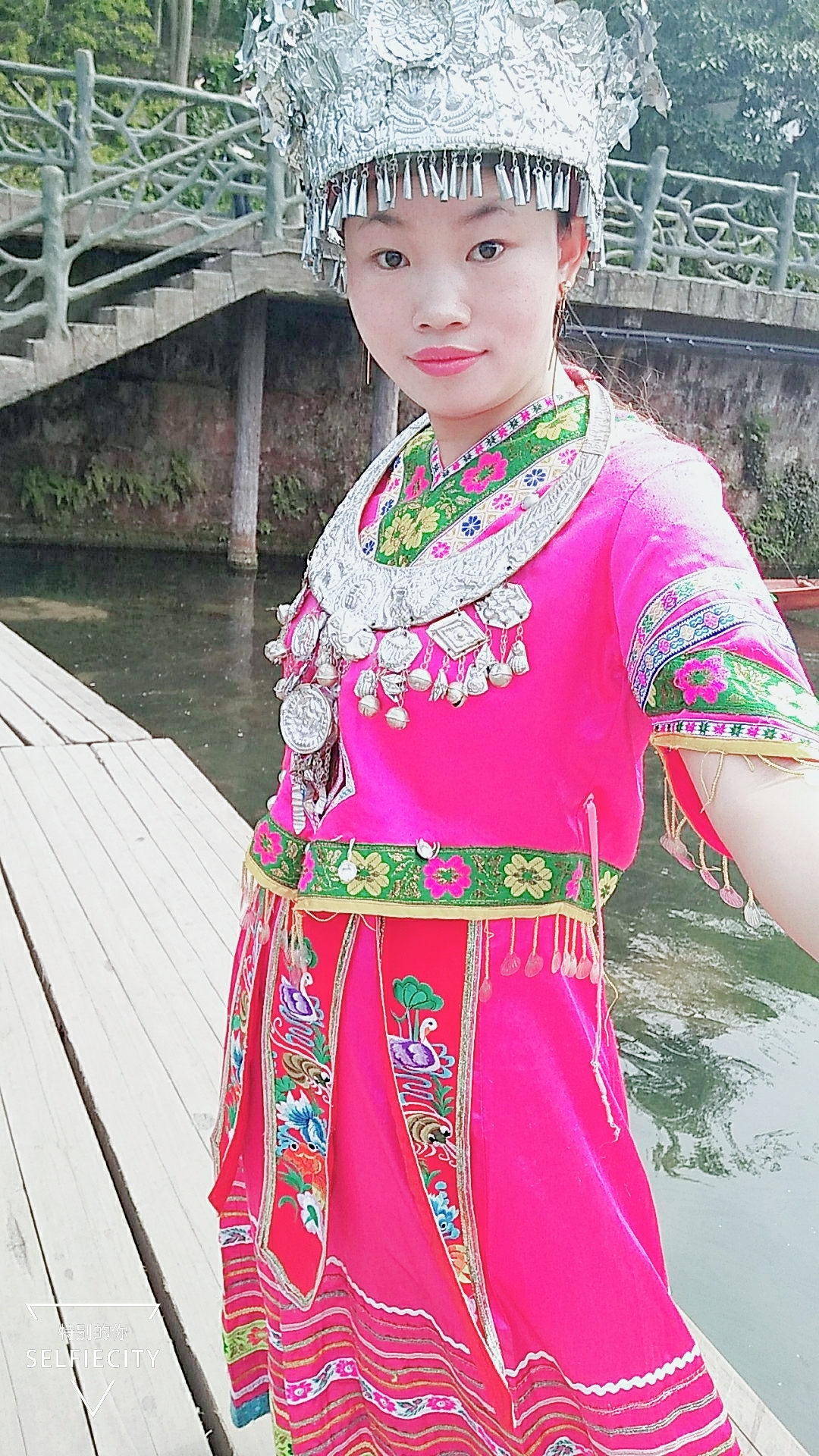 苗服婚纱照_苗服(3)