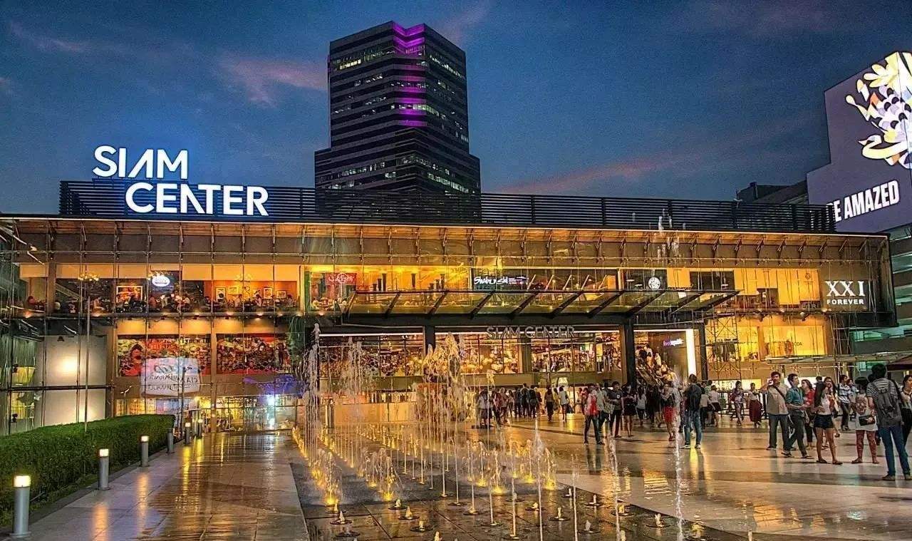 【central world世贸商场】位于曼谷的市中心,是东南亚最大的购物中心
