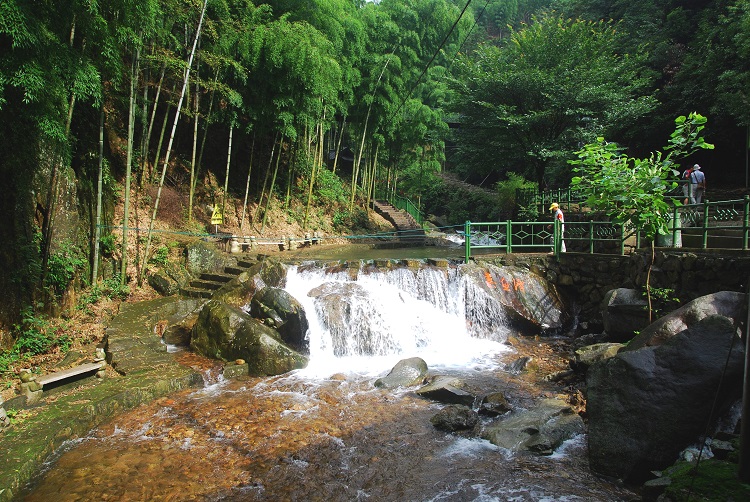 白水涧风景区,《奚氏宗谱》记载:明洪武年间,白水涧始祖奚百一曾梦游