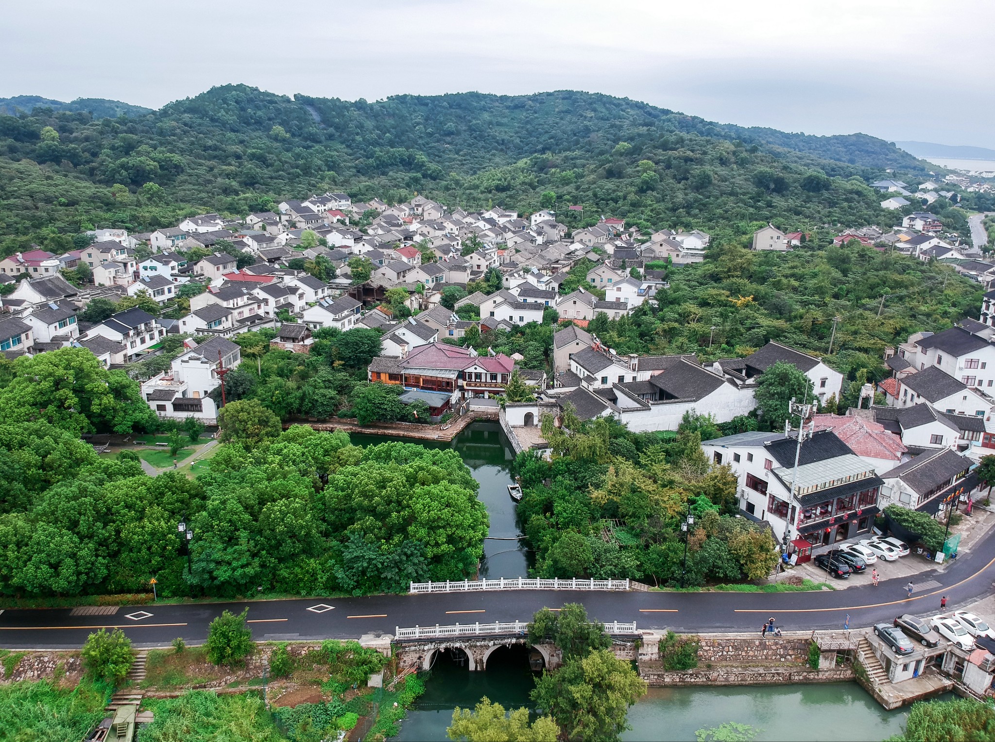 区(太湖国家旅游度假区)西山镇石公行政村,在著名景点石公山以西两