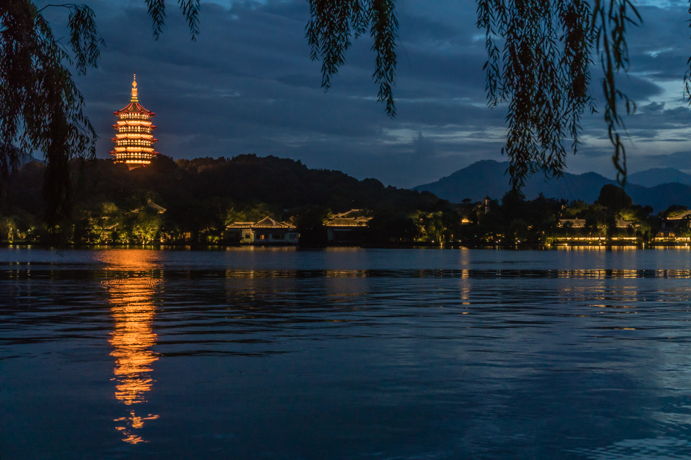 杭州西湖3-夜色 柳浪闻莺,雷锋夕照,苏堤春晓,三潭印月,雷锋塔