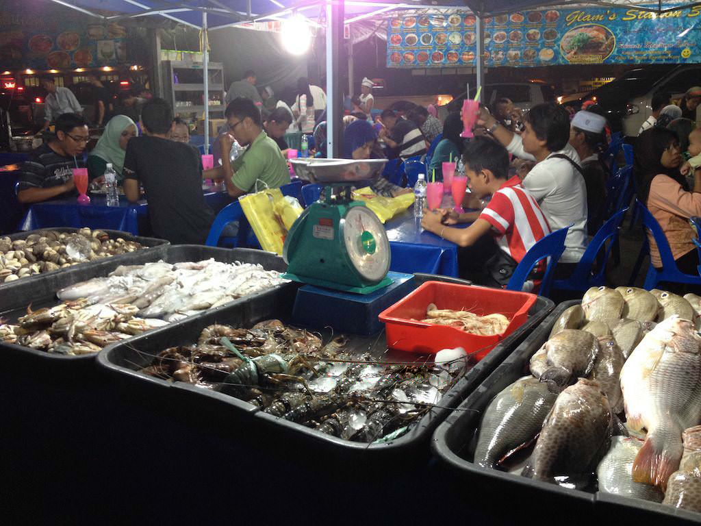            海鲜市场大排档美食