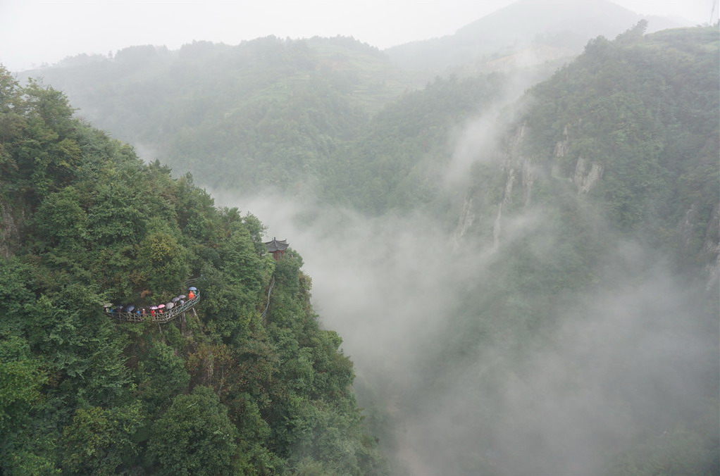 霏雨迷雾水下孔 火山玄岩乌石村——磐安一日游...