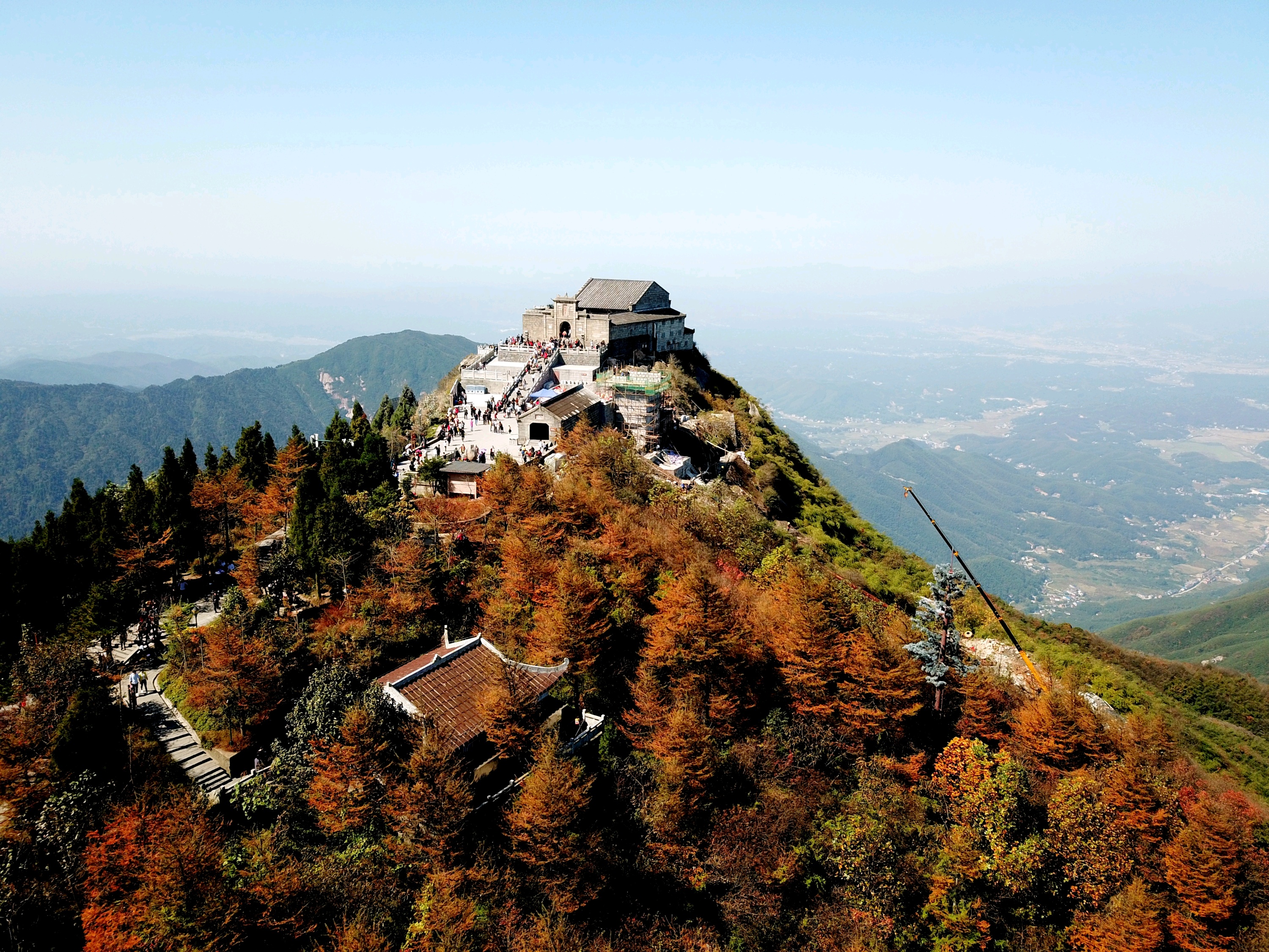 衡山位于衡阳市南岳区,交通十分便利.