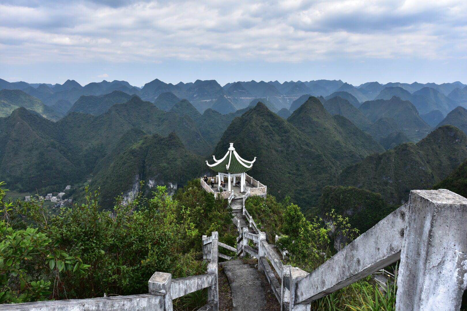 生在山里爱看山